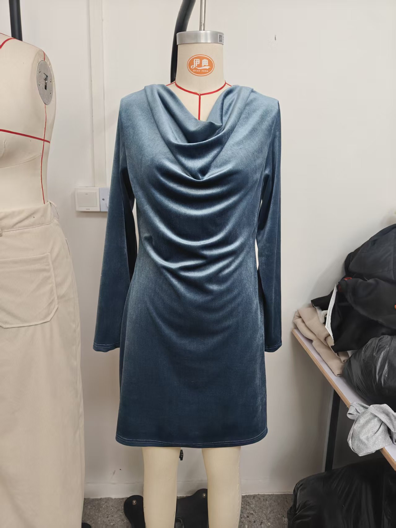 2026年秋冬ファッション婦人服：ドレープカラーと長袖の無地 - Winter Clothing Colors 2026 のレビューと価格